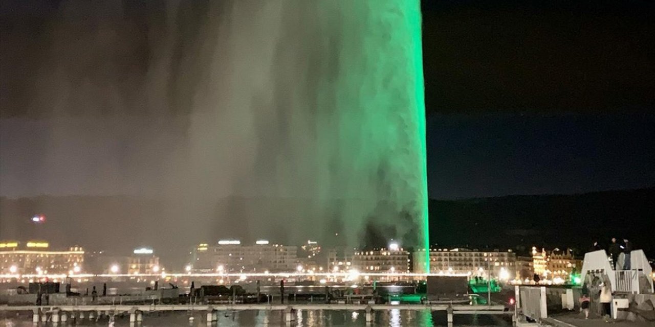 Cenevre'nin Simgesi Su Fıskiyesi Sıfır Atık Günü'nde Yeşil Renkle Aydınlatıldı