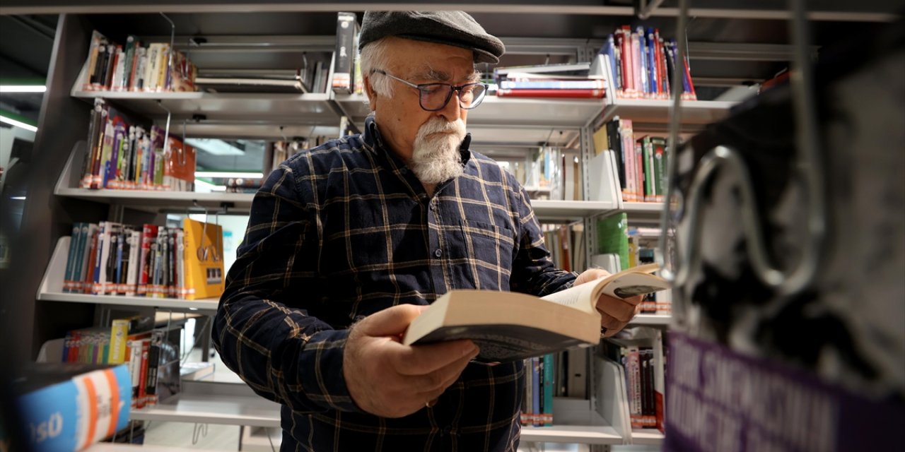 "İkinci Evim" Dediği Kütüphanede 62 Yıldır Kitap Okuyor