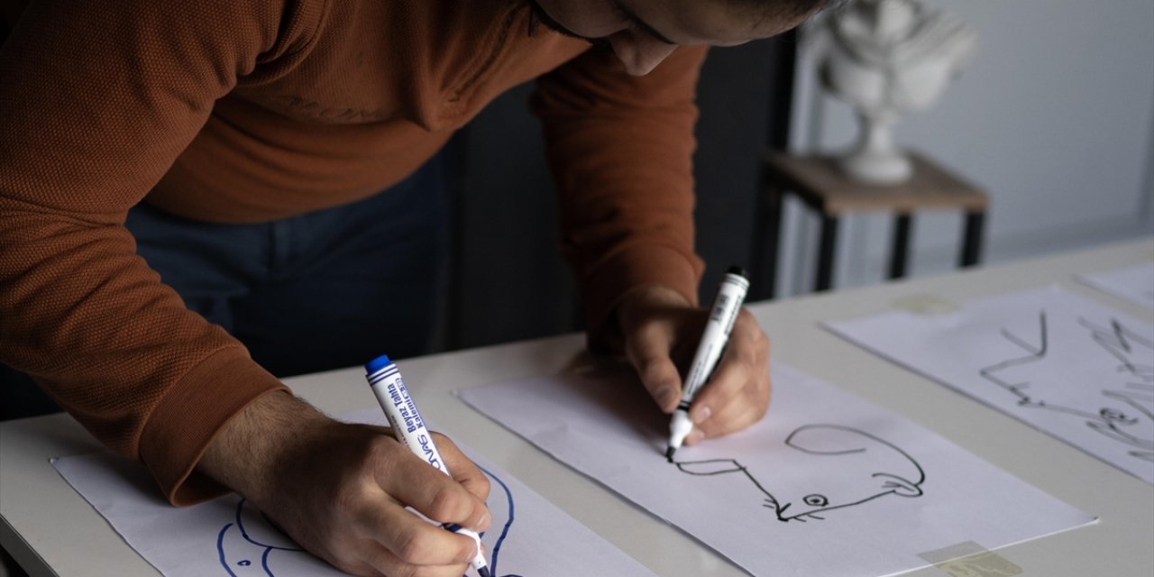 Ankaralı Genç, İki Elle Aynı Anda Farklı Resimler Yapıyor