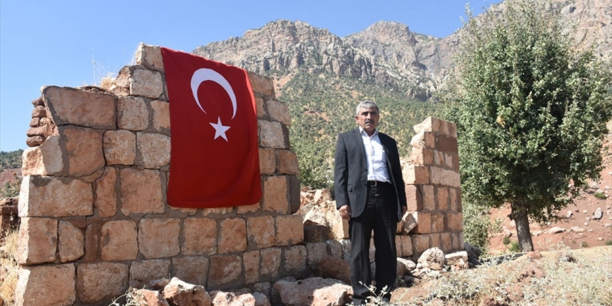 Pkk'nın Katlettiği Yakınlarını Türk Bayrağı Asarak Anıyor