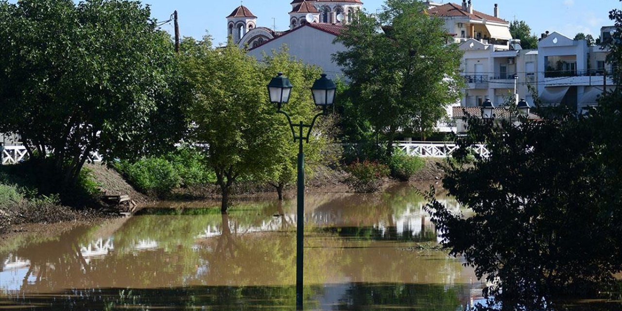 Yunanistan'da Şiddetli Yağış Kiklad Adaları'nda Sel ve Maddi Hasara Neden Oldu