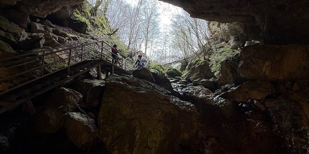 Düzce'deki Fakıllı Mağarası Bayram Tatilinde Ziyaretçileri Ağırladı
