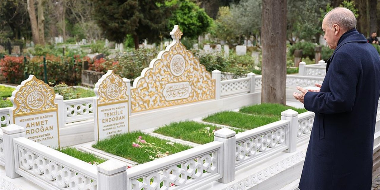 Cumhurbaşkanı Erdoğan, Anne ve Babasının Kabirlerini Ziyaret Etti
