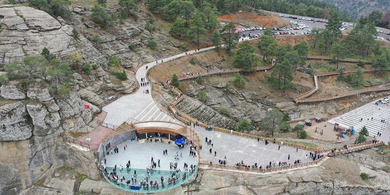 Ali Kayası Cam Terası Bayram Tatilinde Ziyaretçilerini Ağırlıyor