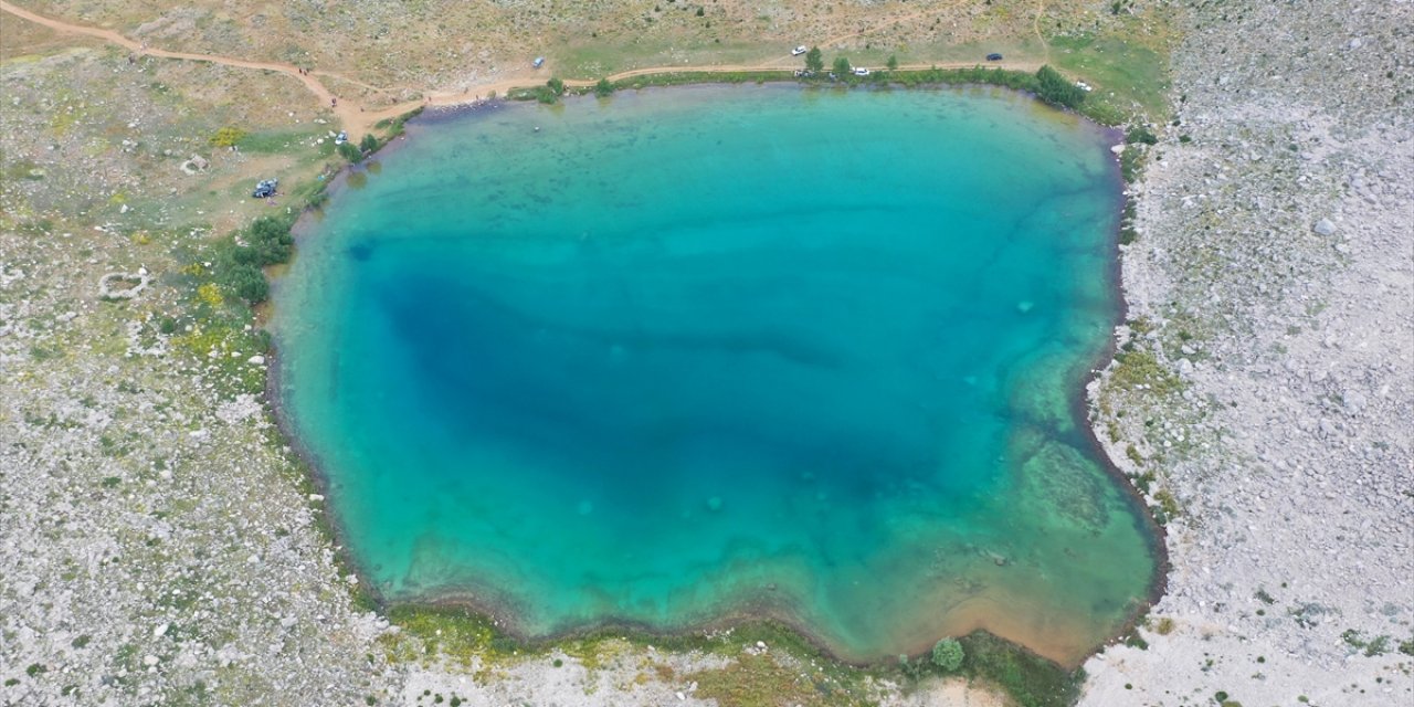 Kuraklıktan Etkilenen Antalya'daki Yeşil Göl'ün Suyu Çekildi