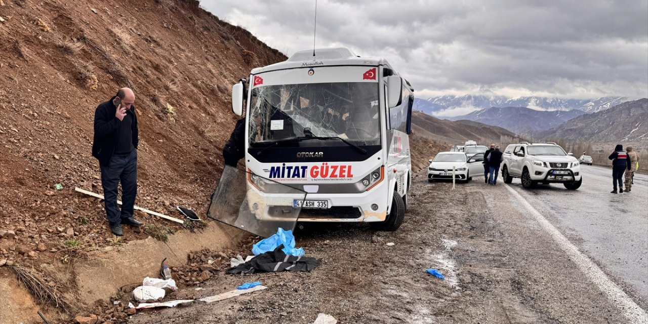 Erzurum'da Servis Midibüsü Yamaca Çarparak Durabildi, 1 Kişi Öldü, 16 Kişi Yaralandı