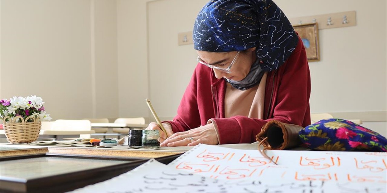 İşitme Engelli Didem Ünalan Hat Sanatıyla Kendini Geliştiriyor