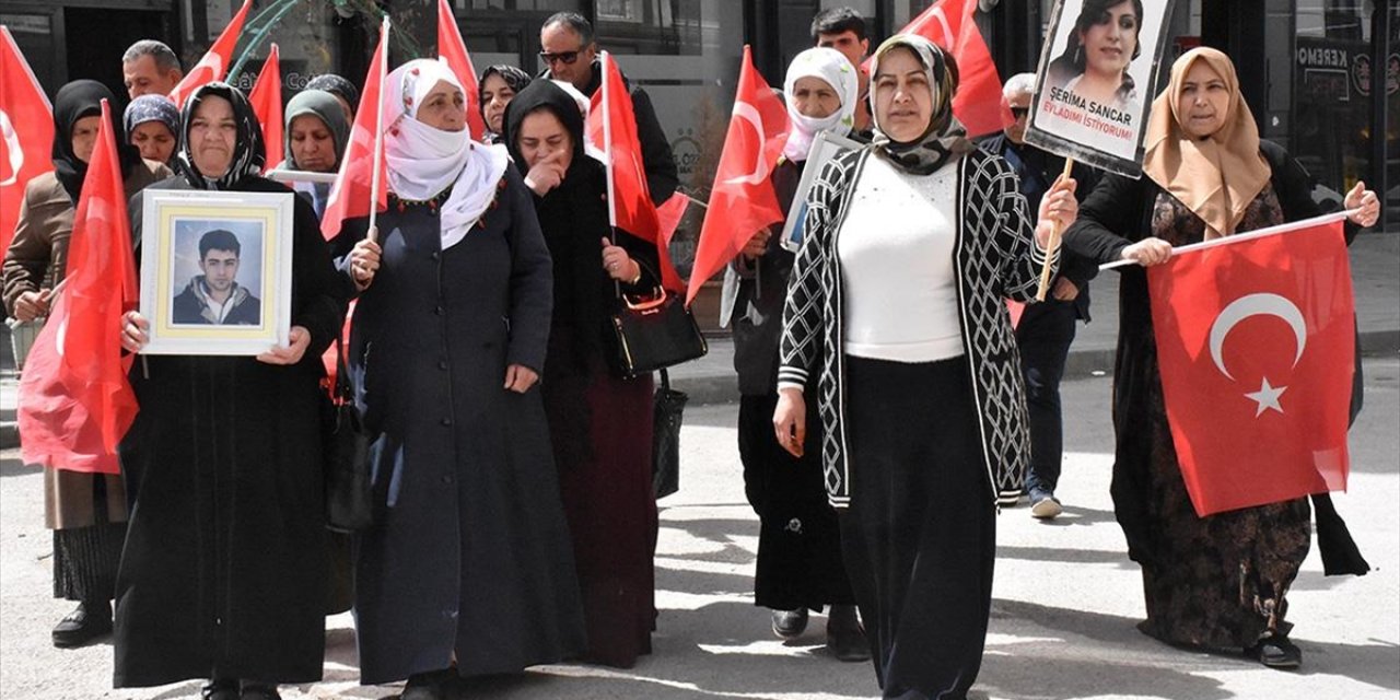 Vanlı Aileler Dem Parti İl Başkanlığı Önündeki Eylemlerini Sürdürdü