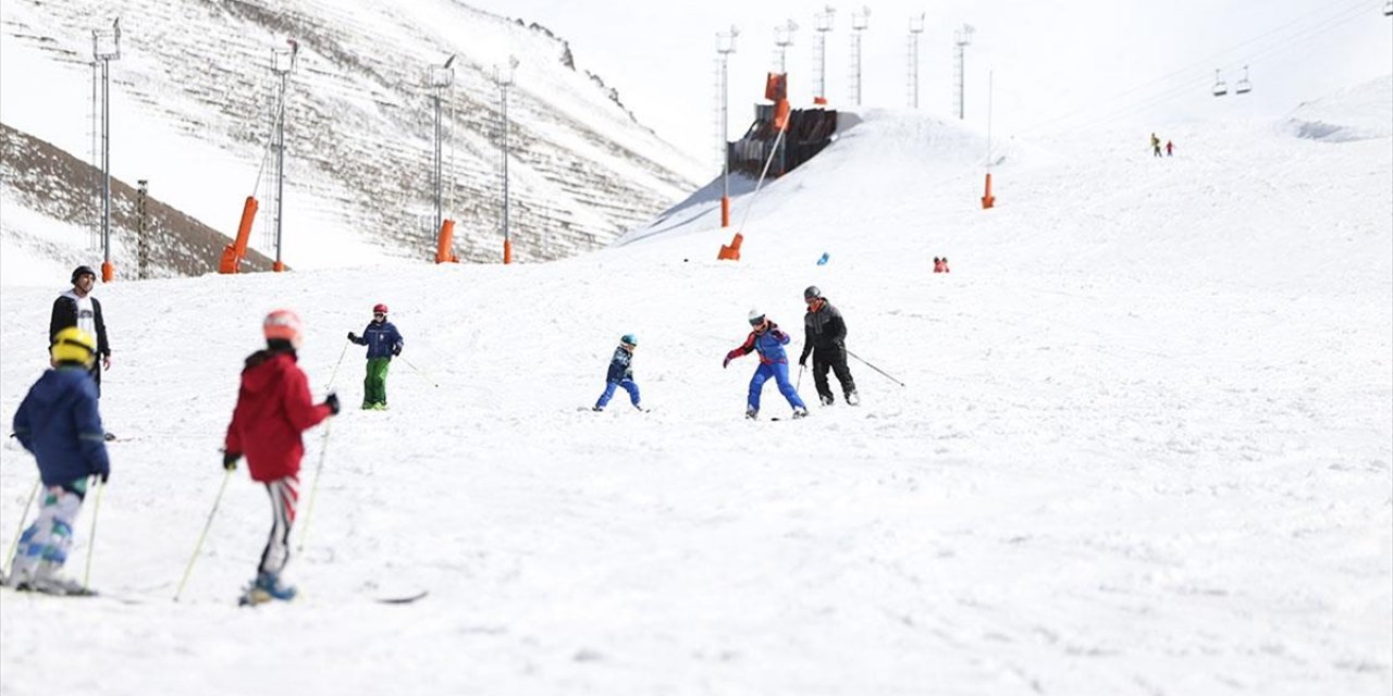 Kayakçı Sayısının Yüzde 20 Arttığı Palandöken'de Baharda Kayak Keyfi