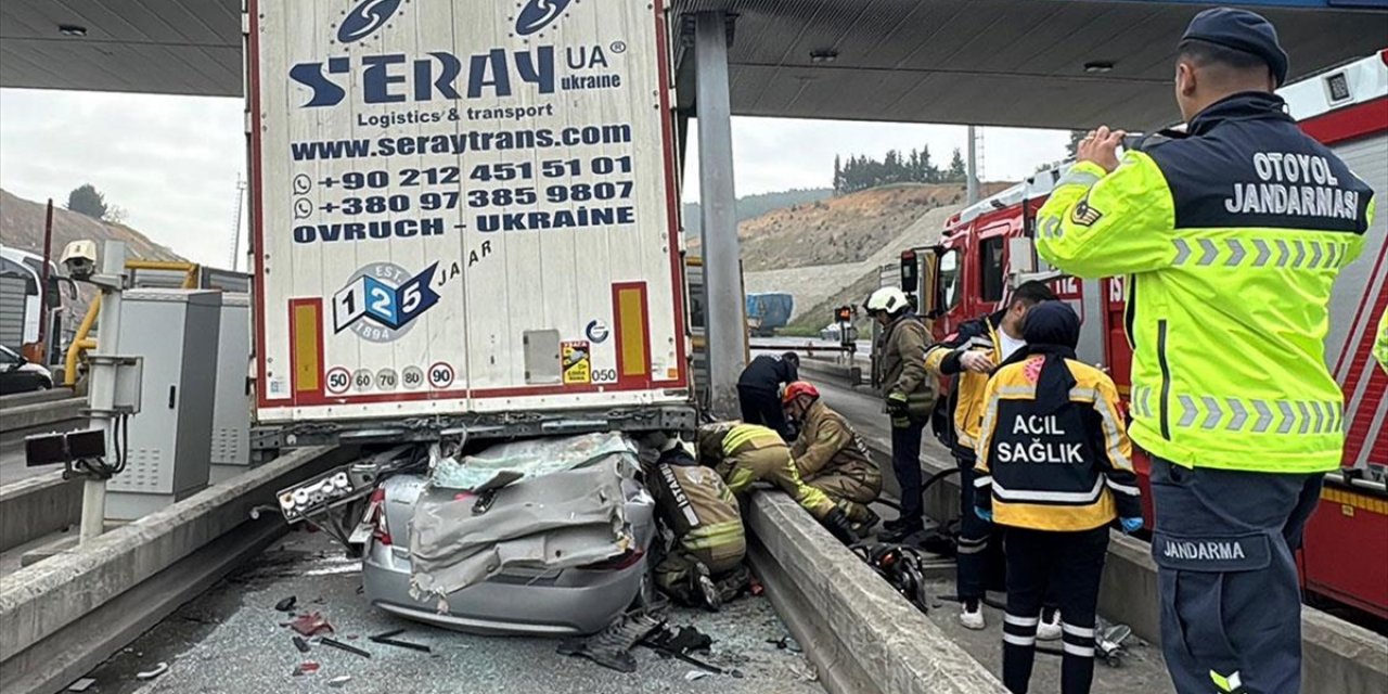 Kuzey Marmara Otoyolu'nda Otomobil Gişelerdeki Tıra Çarptı