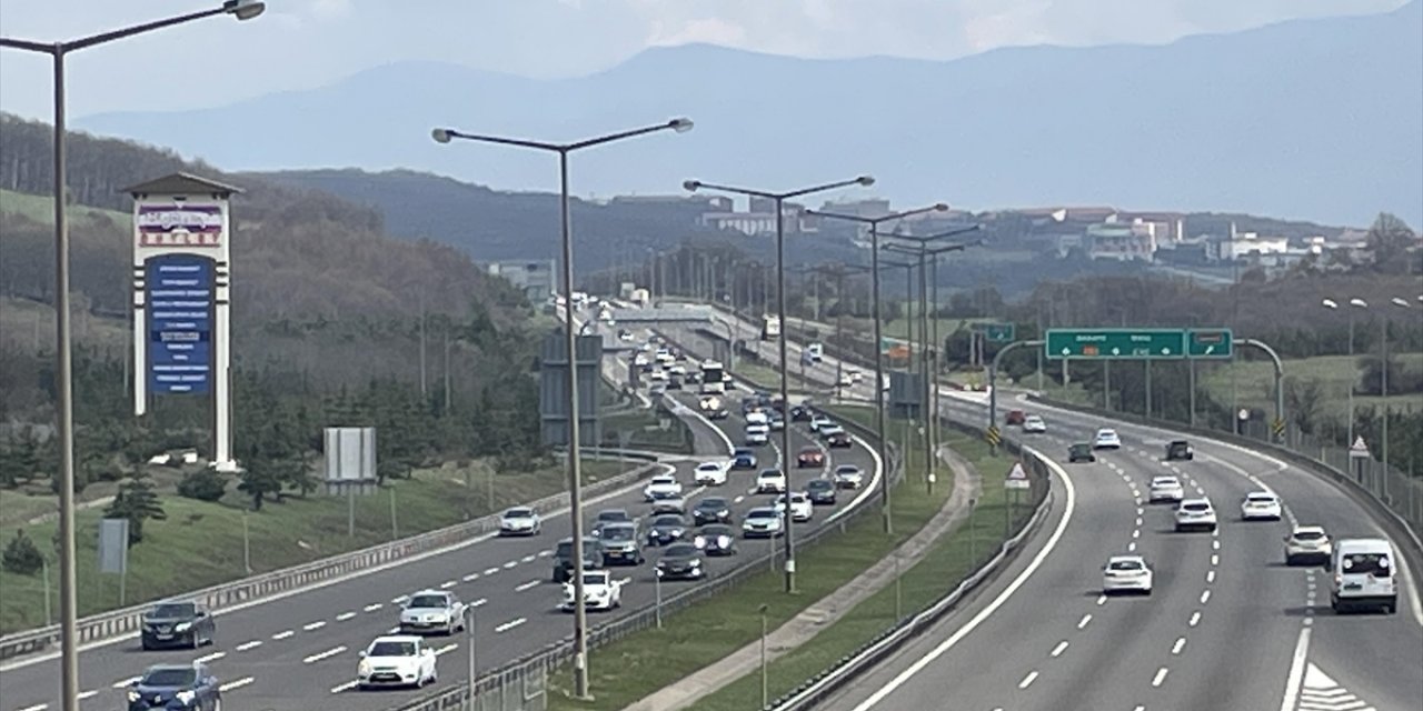 Anadolu Otoyolu Bolu Kesiminde Tatil Dönüşü Yoğunluğu Yaşanıyor