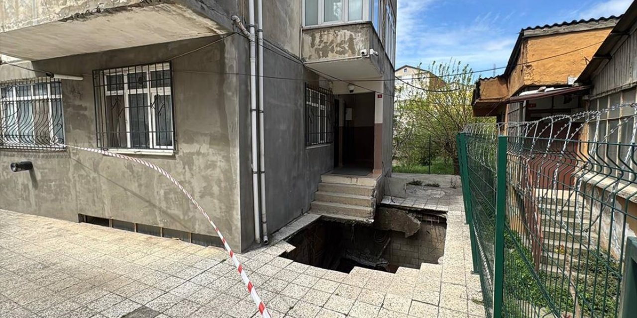 Pendik'te Apartmanın Girişindeki Zemin Kısmen Çöktü