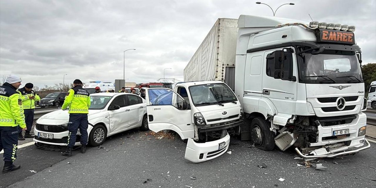 Anadolu Otoyolu Kocaeli Kesimindeki Kaza Nedeniyle Ankara İstikameti Ulaşıma Kapandı