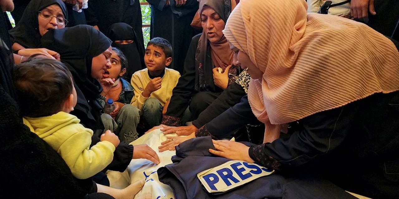 İsrail'in Gazze'de Gazetecilerin Çadırına Saldırısında Ağır Yaralanan Bir Gazeteci Daha Hayatını Kaybetti