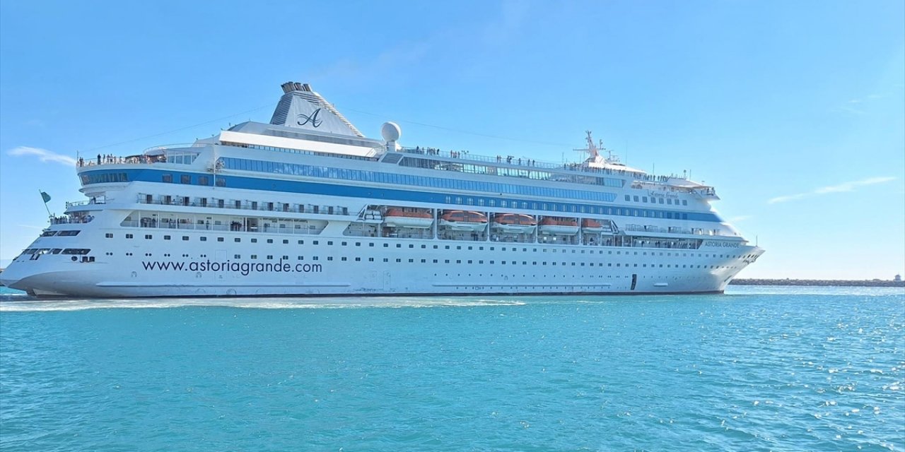 "Astoria Grande" İsimli Kruvaziyer Antalya'da