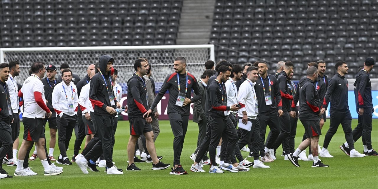 A Milli Futbol Takımı, Berlin Olimpiyat Stadı'nda Yürüyüş Yaptı