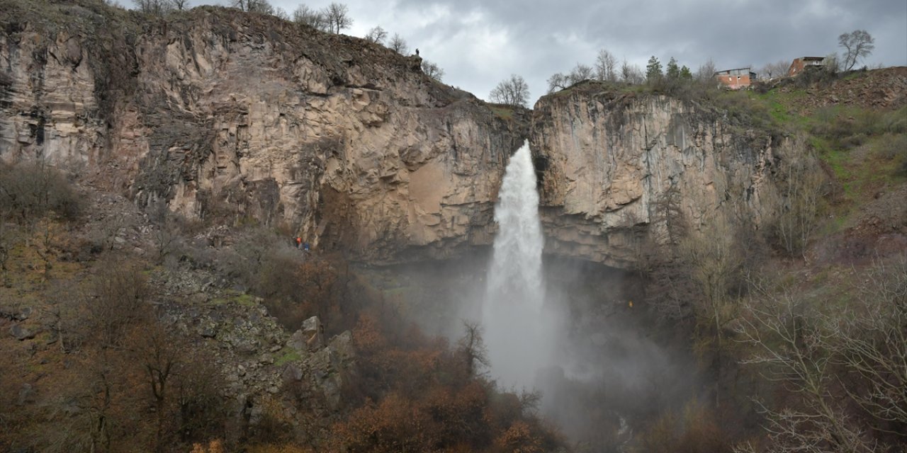 Giresun'daki Çağlayan Şelalesi İlkbaharda Karların Erimesiyle Canlandı