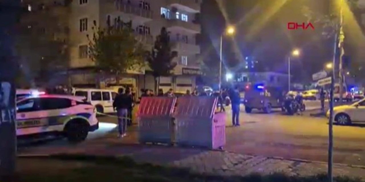 Diyarbakır'da Silahlı Kavga 1'i Polis Olmak Üzere 10 Kişi Yaralandı