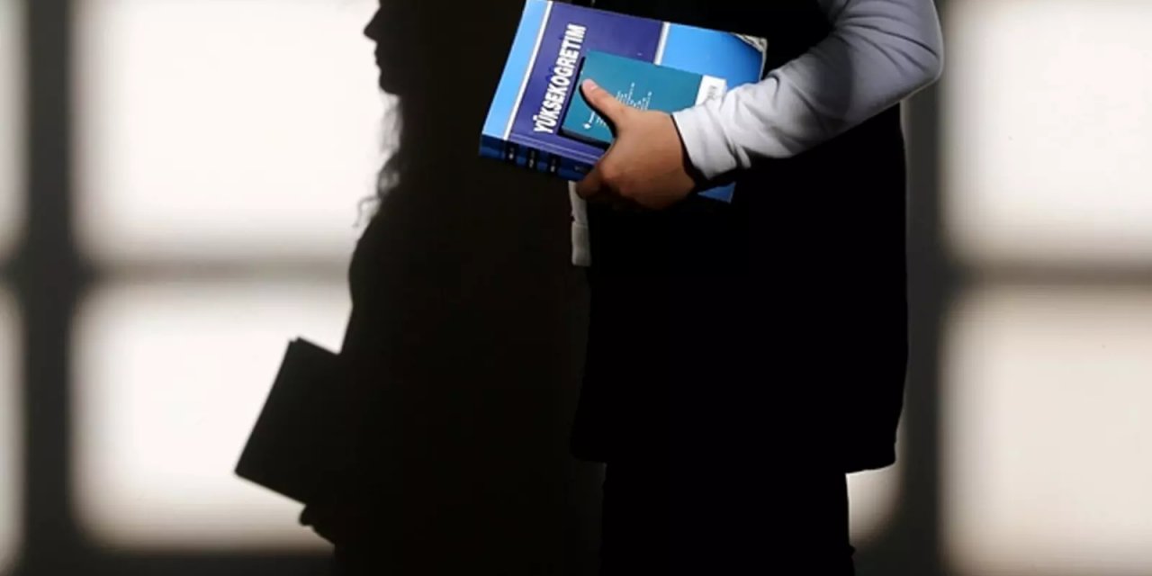 Akademisyenden Başörtülü Öğrenciler ve AK Parti Hakkında Skandal Sözler: Gözaltına Alındı