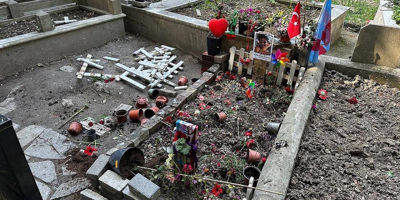 Kadıköy'de Bıçaklı Saldırıda Hayatını Kaybeden Minguzzi'nin Kabri Tahrip Edildi