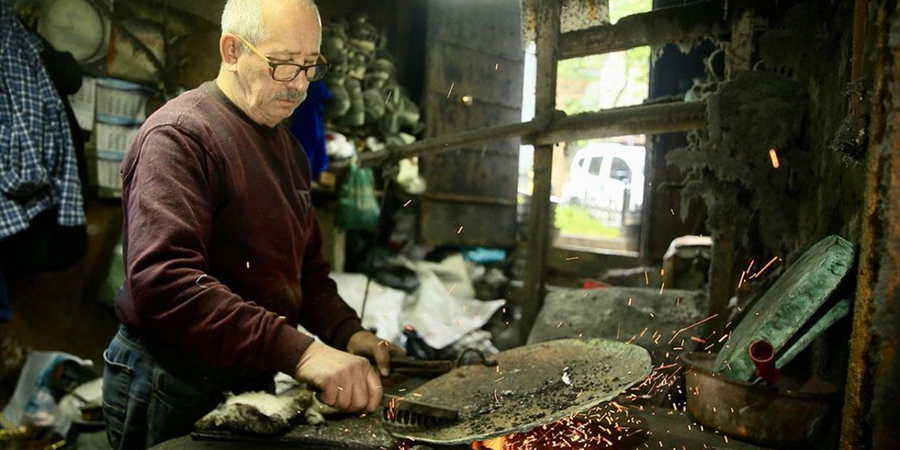 Kocaeli'de Emektar Kalaycı 54 Yıldır Bakırı Parlatıyor