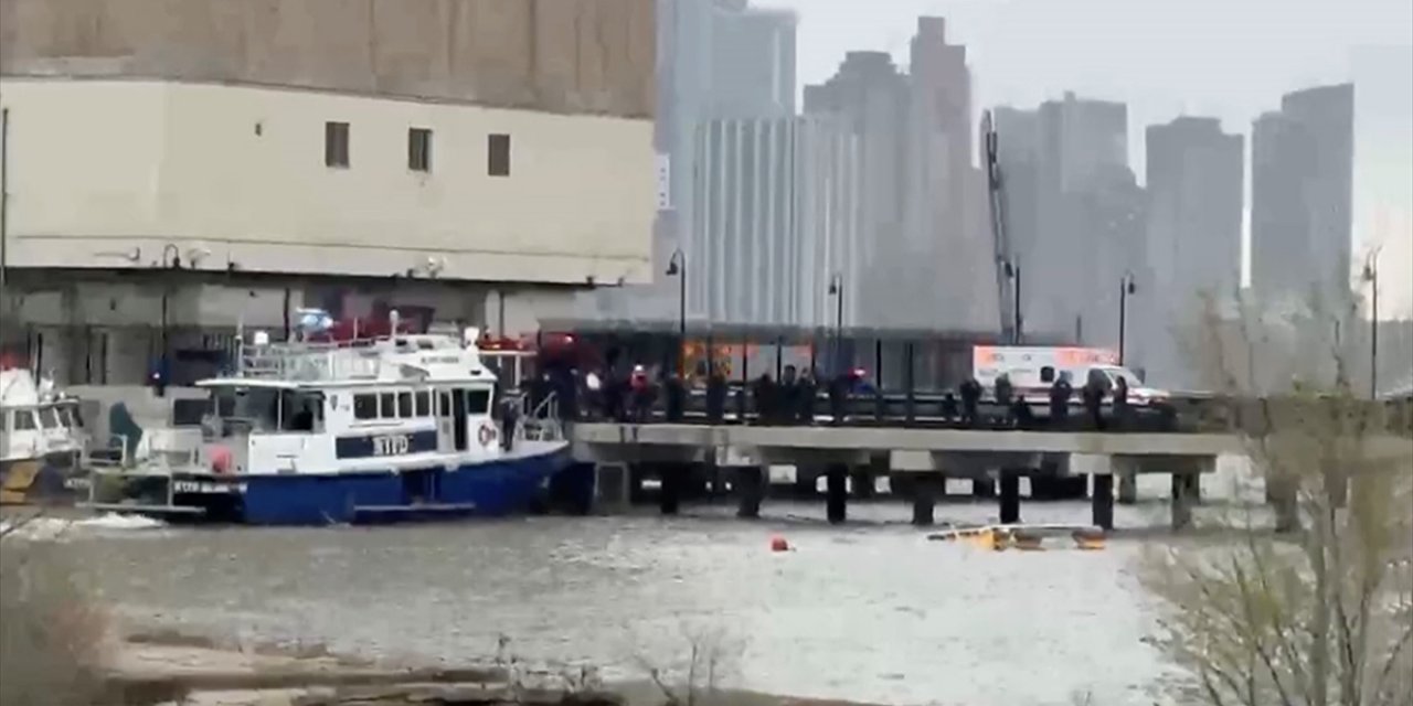 New York'taki Hudson Nehri'ne Helikopter Düştü