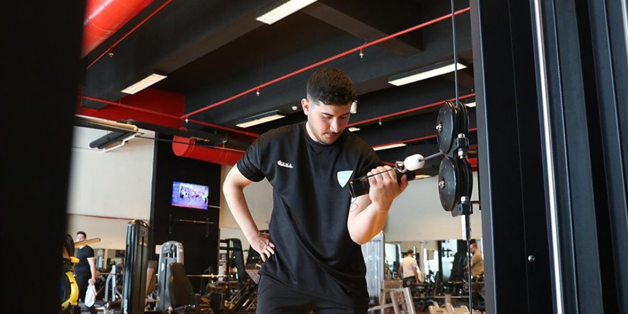 Ağabeyini Yenerek Bilek Güreşine Başlayan Para Milli Sporcunun Bileği Bükülmüyor