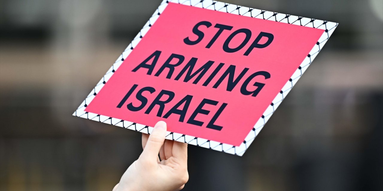 ABD'nin İsrail'e Silah Satışını Protesto İçin Londra'daki Büyükelçilik Havuzuna Kırmızı Boya Atıldı