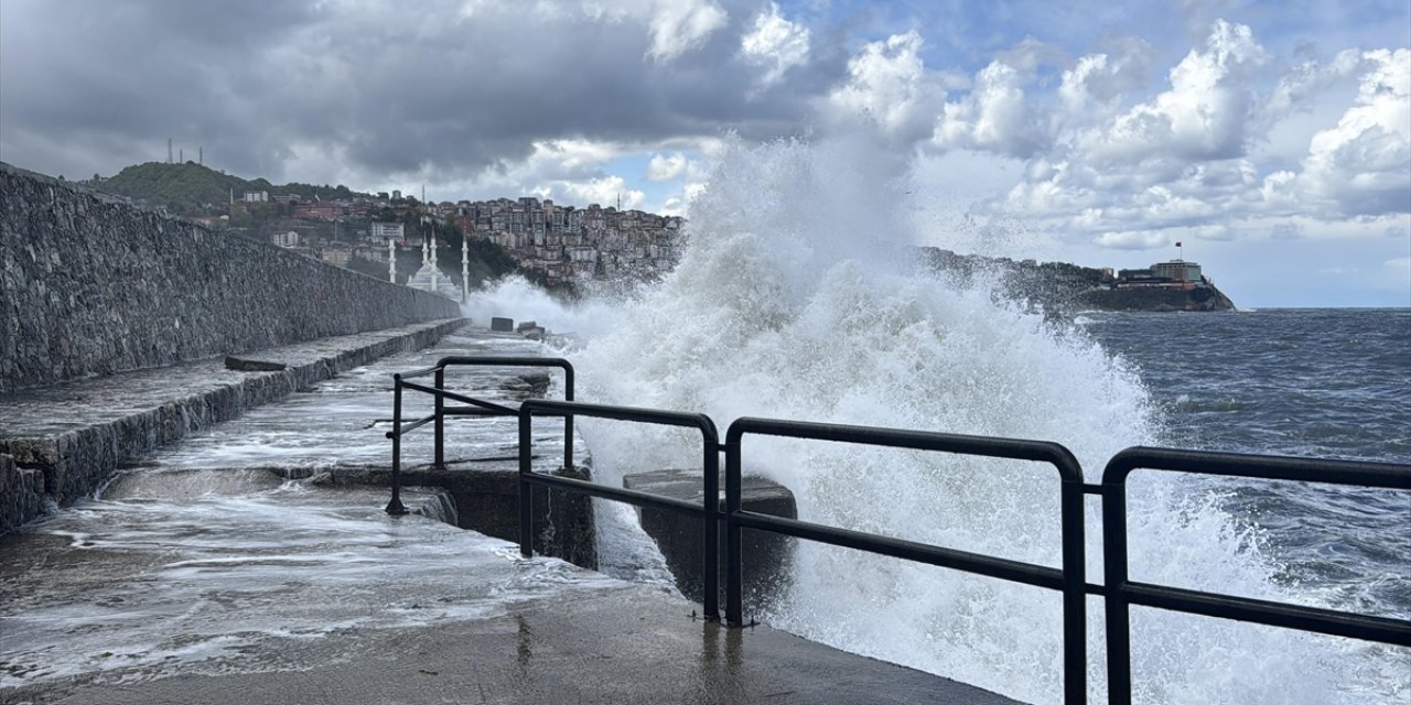 Zonguldak'ta Rüzgar Nedeniyle Dalgalar Mendireği Aştı