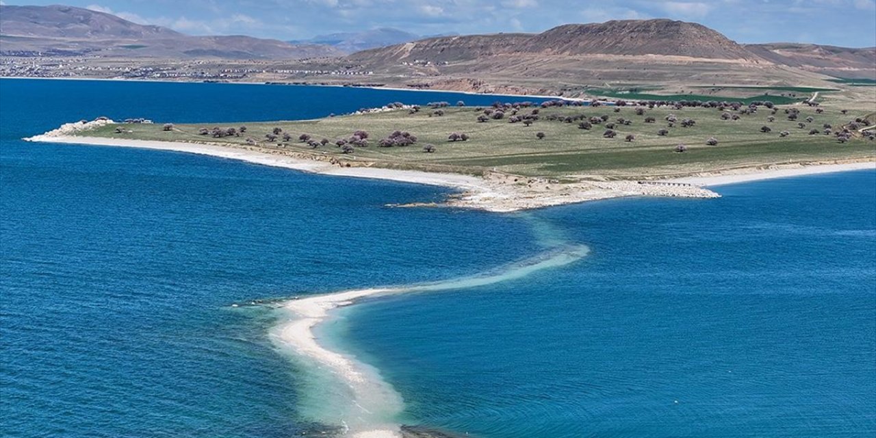 Van Gölü Çekildikçe Çarpanak Adası'na Giden Antik Yol Ortaya Çıkıyor