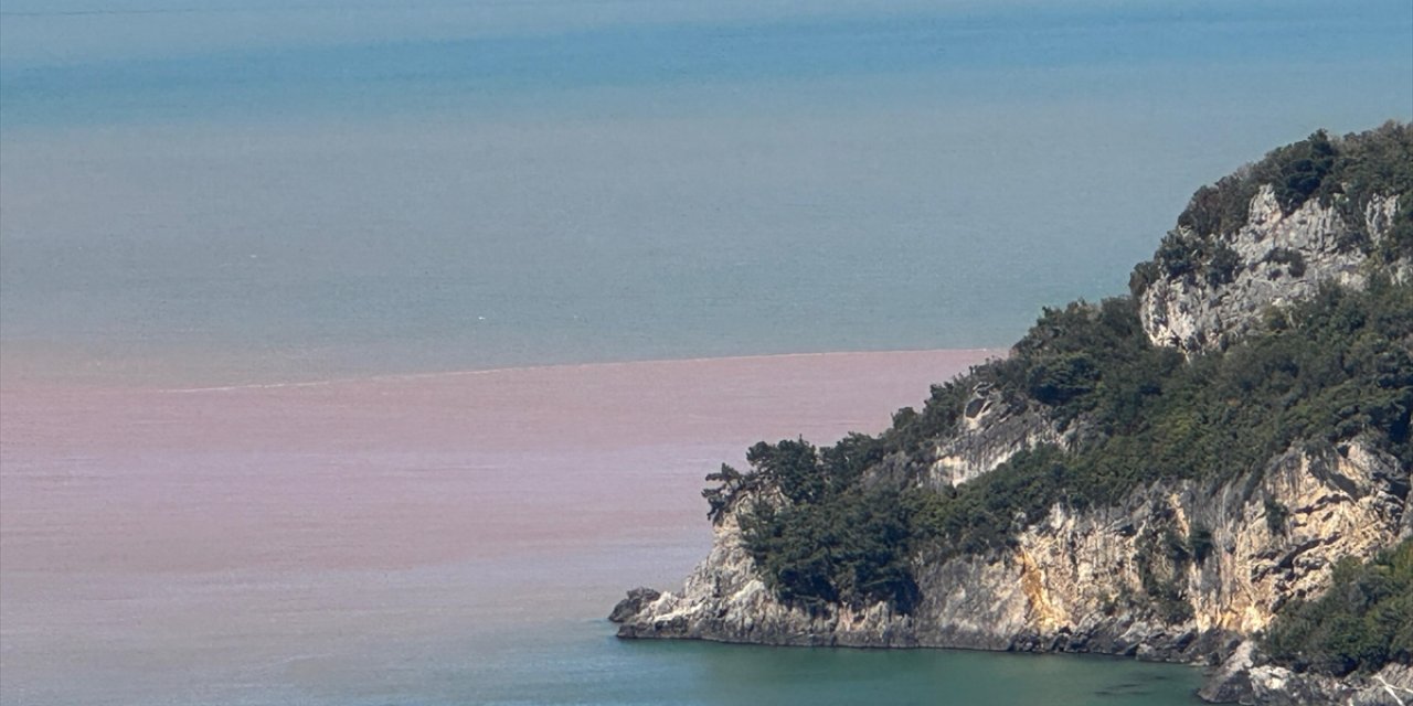 Bartın Irmağı'nın Taşıdığı Çamurlu Su Nedeniyle Denizin Rengi Kahverengiye Döndü