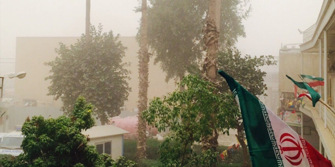 İran'ın Bazı Eyaletlerinde Kum Fırtınası Nedeniyle Resmi Daireler ve Okullar Tatil Edildi