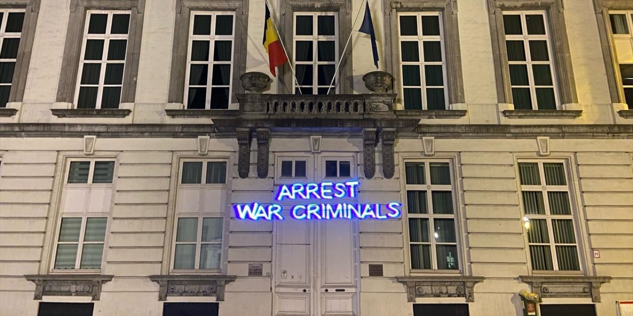 Brüksel'de Aktivistler, Hükümet Binasına Netanyahu'ya Atfen "savaş Suçlularını Tutuklayın" Yazısı Yansıttı