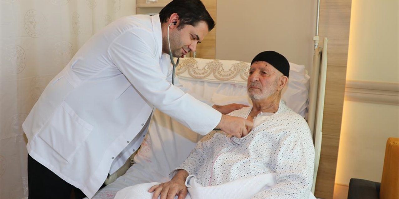 Ailesinin Yüreklendirmesi ve Doktorların Risk Almasıyla 98 Yaşında Yeniden Nefes Aldı