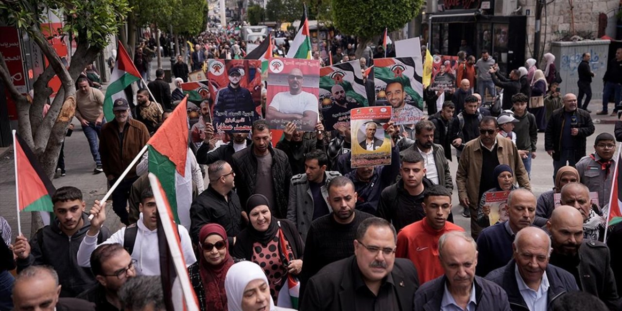 Batı Şeria'da "Filistin Esirler Günü" Münasebetiyle Gösteriler Düzenlendi