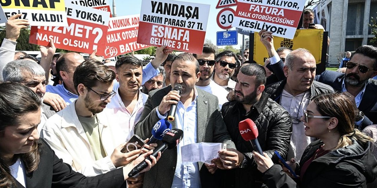 İstanbul'da Özel Halk Otobüsü Sahiplerinden İBB Önünde Eylem