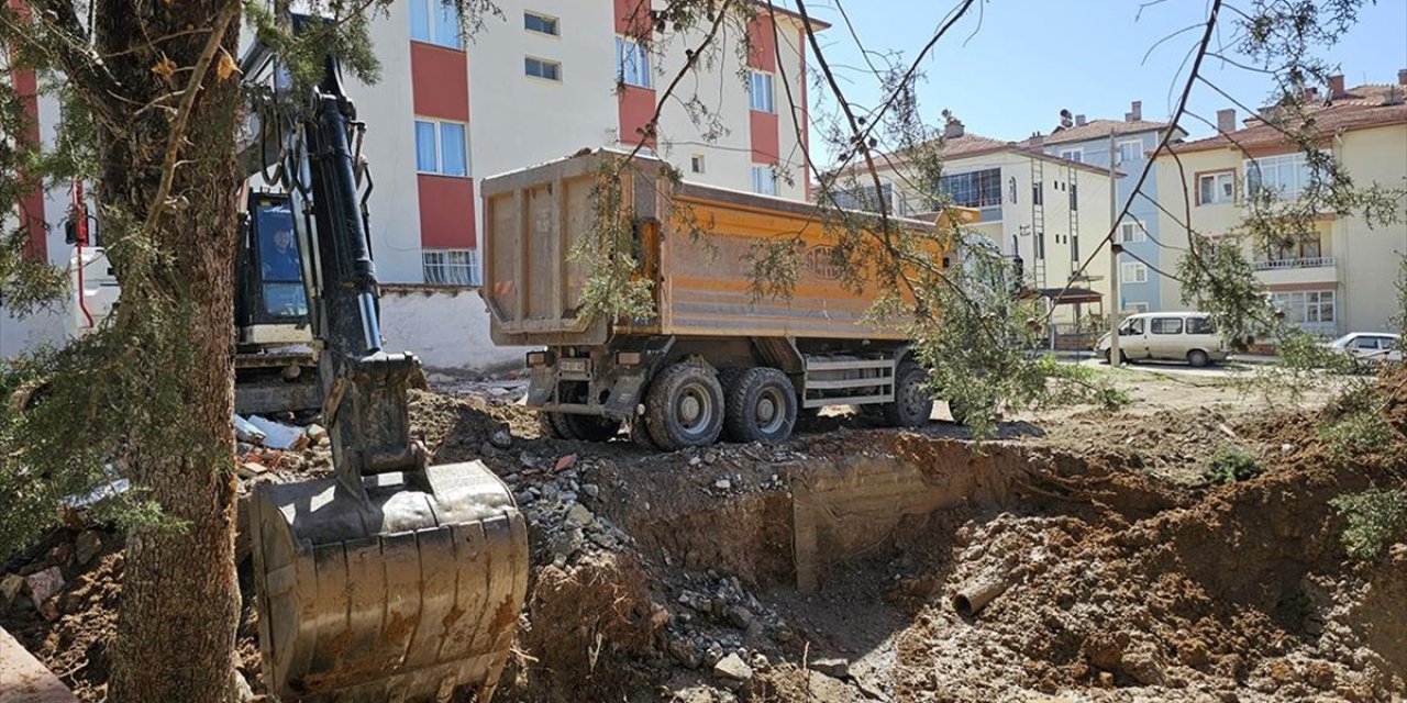 Çorum'da İş Makinesinin Su Borusunu Patlatması Sonucu Cadde ve Sokaklar Suyla Kaplandı