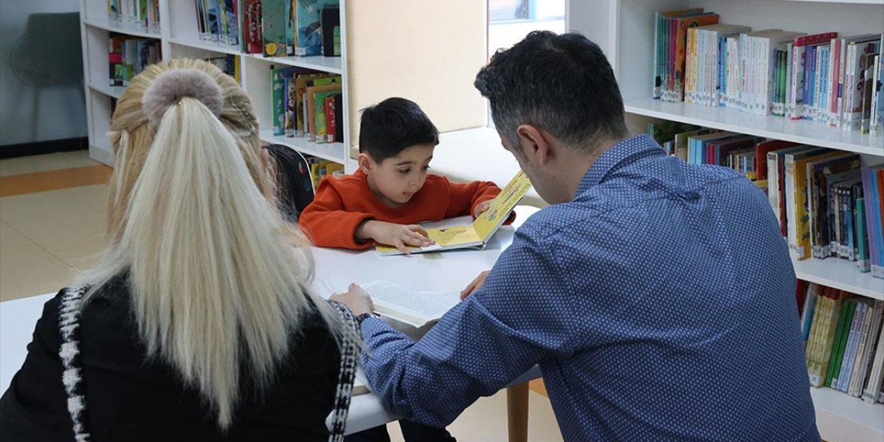 Çocuklarına Kitap Sevgisini Aşılamak İçin Gittikleri Kütüphanenin Müdavimi Oldular
