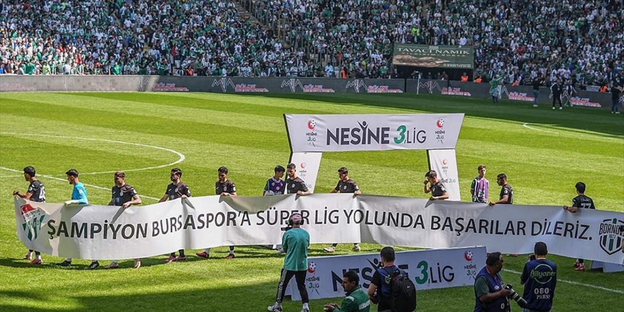 Bursaspor, Şampiyonluk Kupasını 45 Bin Taraftarın İzlediği Maçta Aldı