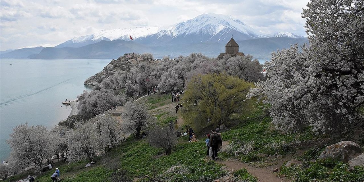 Van'da Düzenlenen "3. Akdamar Adası Badem Çiçeği Festivali" Sona Erdi
