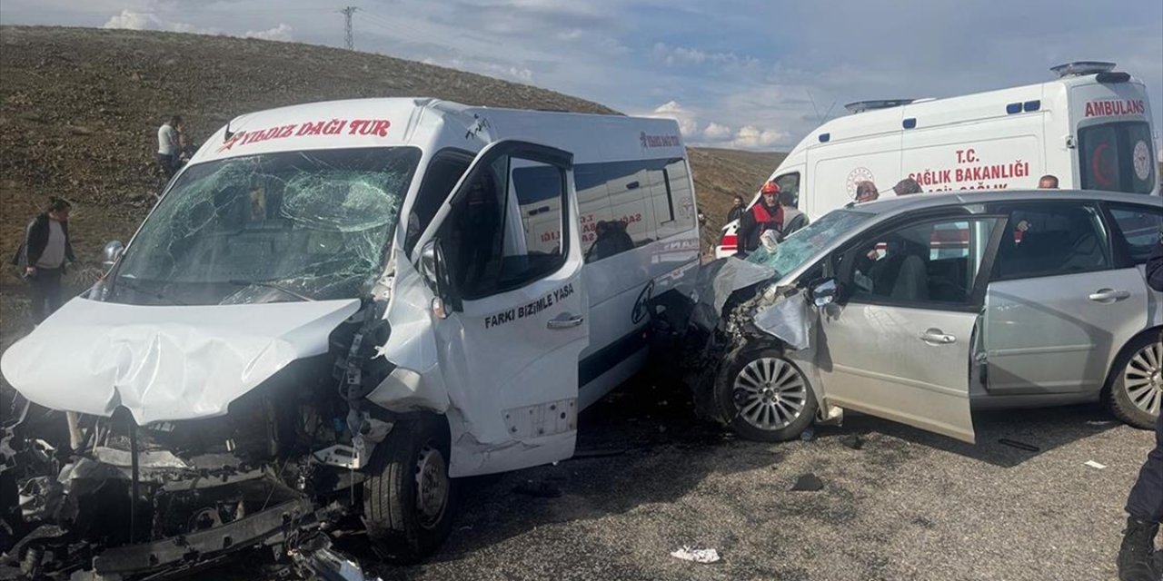 Sivas'ta Öğretmenleri Taşıyan Minibüs İle Otomobilin Çarpıştığı Kazada 15 Kişi Yaralandı