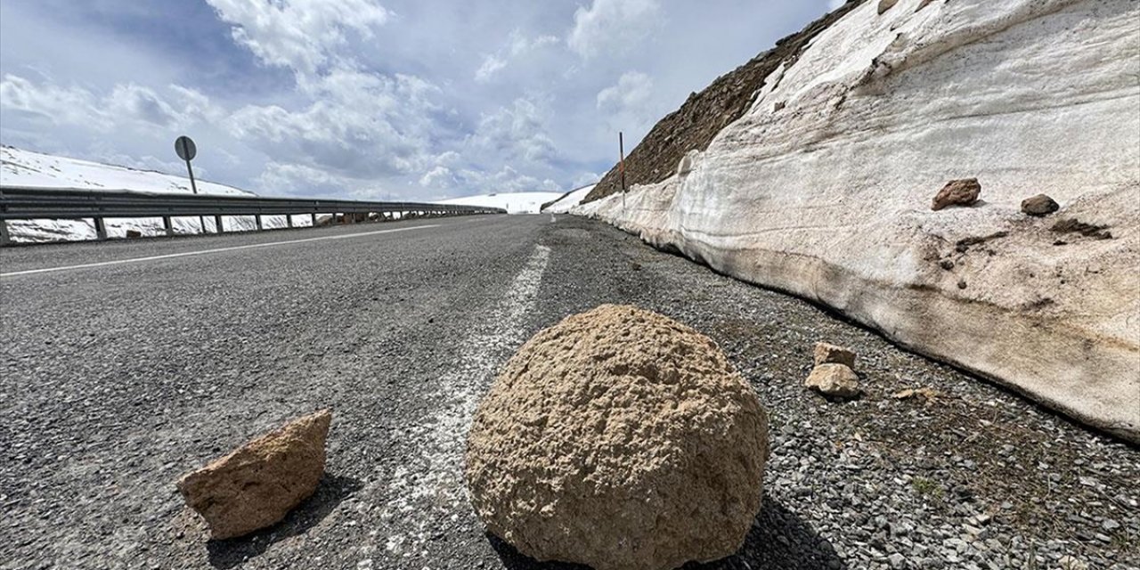 Ardahan-Ardanuç Kara Yolu Kenarlarına Kaya Parçaları Düştü