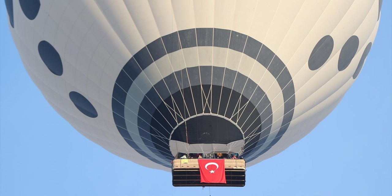Kapadokya'da Balonlara Takılan Türk Bayrakları Gökyüzünde Dalgalandı