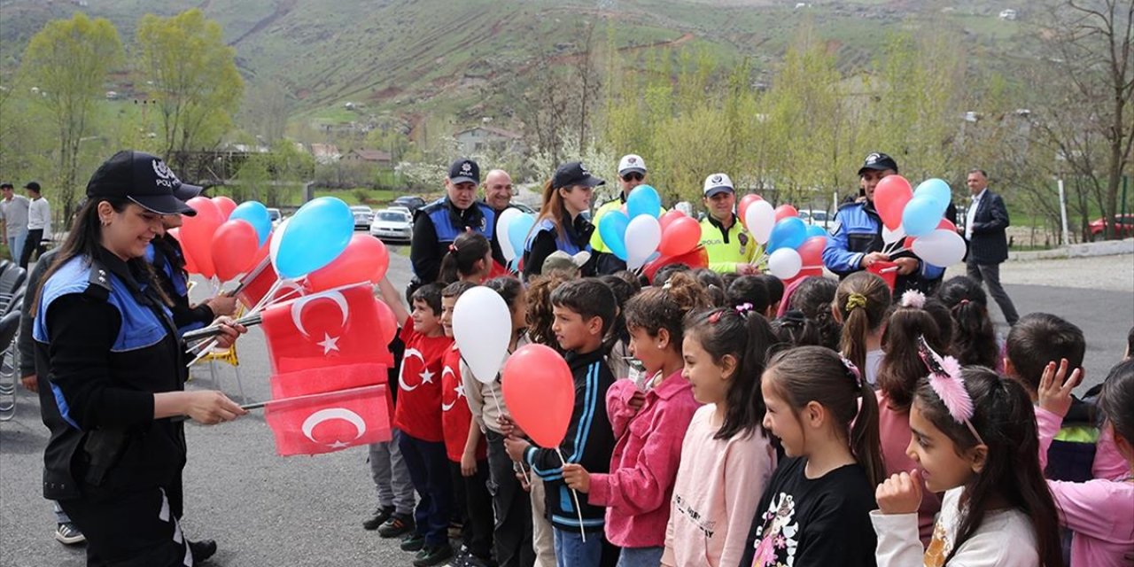 Muş'ta Polis Ekipleri Köydeki Çocuklara 23 Nisan Coşkusu Yaşattı