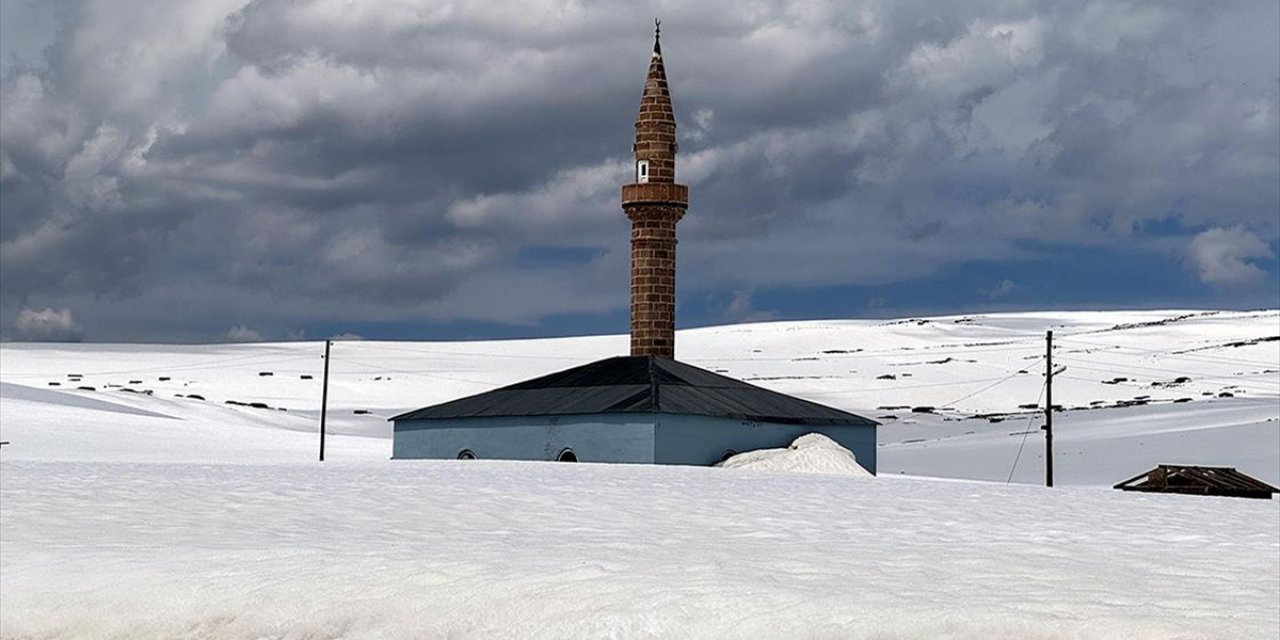 Ardahan'da Yayla Evleri Halen Kar Altında Bulunuyor