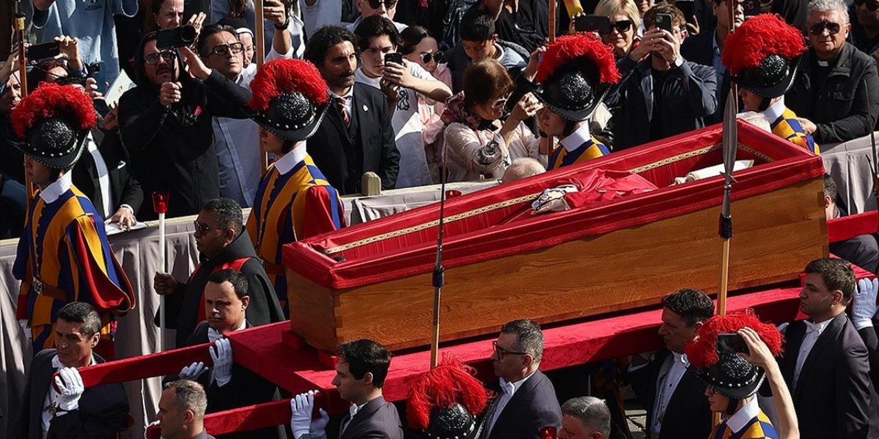 Papa Franciscus'un Naaşı Taziye Ziyaretlerine Açıldı