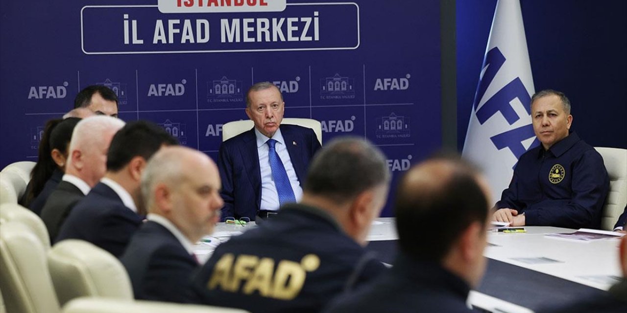 Cumhurbaşkanı Erdoğan, İstanbul Afad'daki Kriz Merkezinde Depreme İlişkin Brifing Aldı