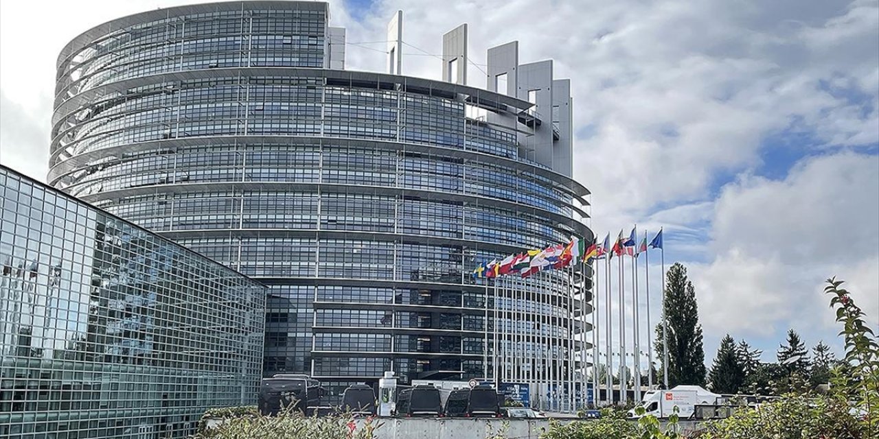 Le Pen Davası Avrupa Parlamentosu Bağlantılı Yolsuzluk Skandallarını Yeniden Gündeme Getirdi