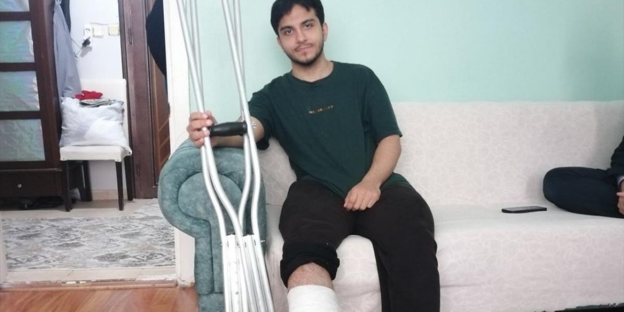 Depremde Pencereden Otomobilin Üstüne Atlayan Genç Yaşadıklarını Anlattı