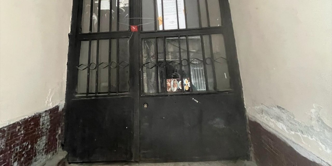 Fatih'te Deprem Sonrası Kontrolde Riskli Bulunan 3 Bina Mühürlendi